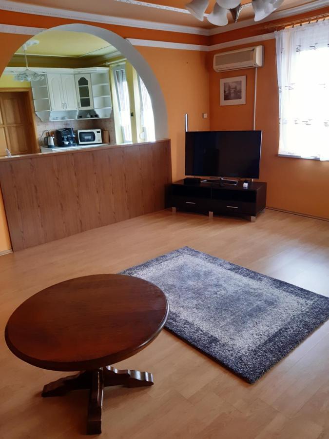 Gabor Pal 1 Apartman 1 Szoba Dunafoldvar Екстер'єр фото